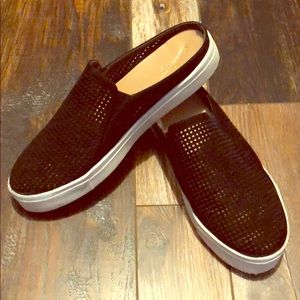 Universal thread sneakers
